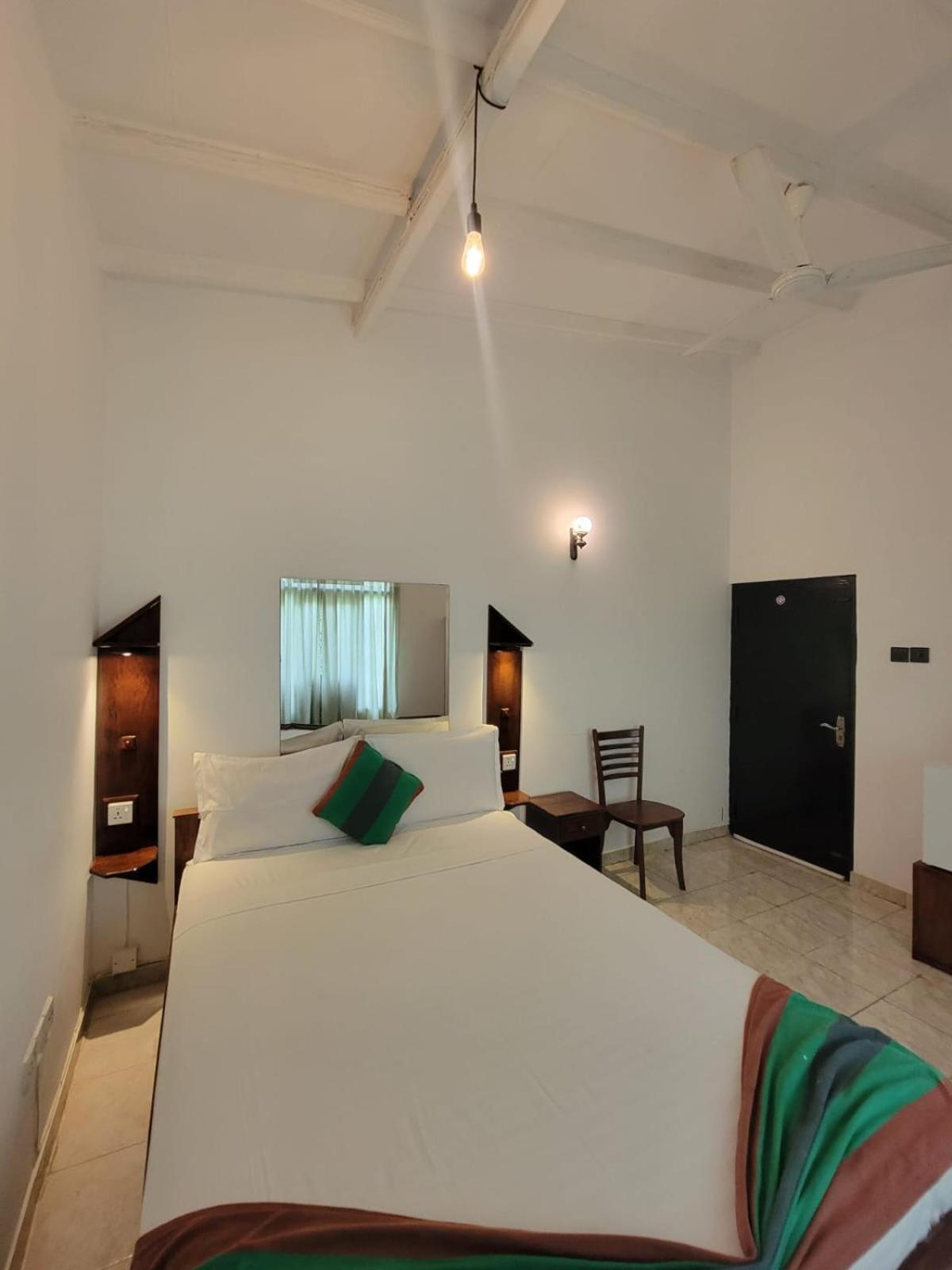 The Empyrean Airport Transit Hotel Katunayaka Esterno foto